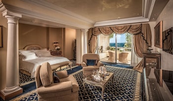 Suite, 1 King Bed (Alcove Suite, Spa/Club Lounge Access)