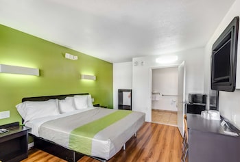 Deluxe Room, 1 King Bed, Non Smoking, Refrigerator & Microwave
