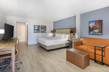 Suite, Multiple Beds, Non Smoking, Jetted Tub (Living Room)