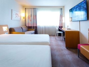 Standard room with 2 single beds and 1 sofa