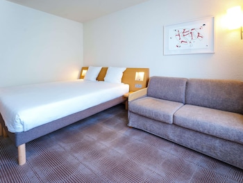 Standard room with 2 single beds and 1 sofa