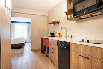 Studio, 1 King Bed, Non Smoking, Kitchenette