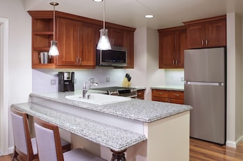 Suite, 2 Bedrooms, City View (1 King & 2 Doubles)