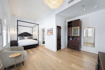 Deluxe Room, 1 Queen Bed (1 Queen Bed Deluxe with Balcony)