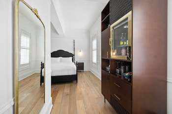Standard Room, 1 King Bed, Courtyard View (1 King Bed)