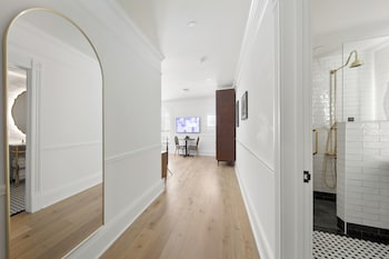 Room, 1 King Bed, Accessible, Courtyard View (1 King Bed Accessible Roll-In Shower)