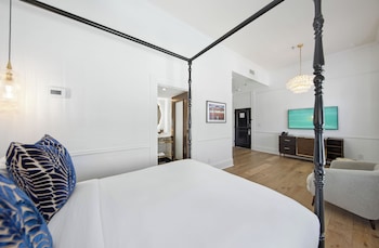 Deluxe Room, 1 Queen Bed (1 Queen Bed Deluxe with Balcony)