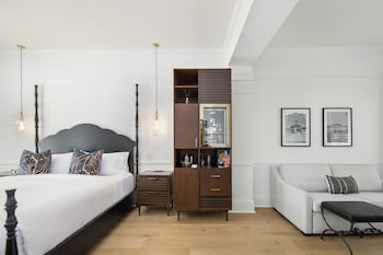 Deluxe Room, 1 King Bed with Sofa bed (1 King Bed Deluxe with Sofa Bed)