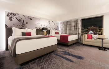 Ultra Hip Panorama Suite 2 Queens Strip View (Newly Renovated)
