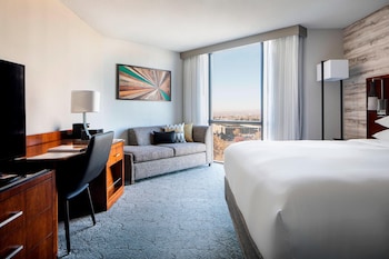 Room, 1 King Bed (Mobility/Hearing Access, Roll-In Shwr)