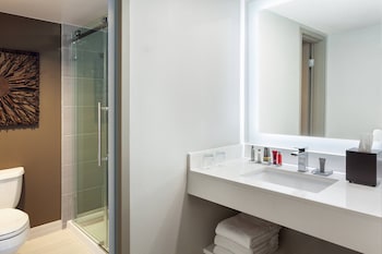 Room, 1 King Bed (Hearing Accessible)