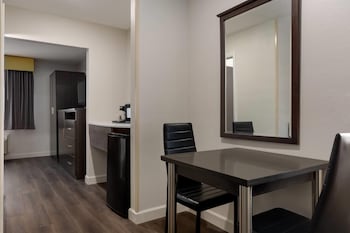 Deluxe Suite, 1 Queen Bed, Non Smoking (Business)