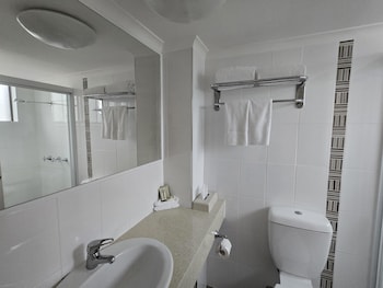 Standard Room, 1 Queen Bed, Non Smoking, Kitchenette