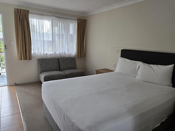 Standard Room, 1 Queen Bed, Non Smoking, Kitchenette