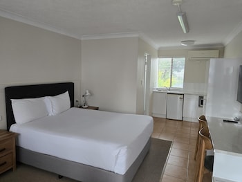 Standard Room, 1 Queen Bed, Non Smoking, Kitchenette