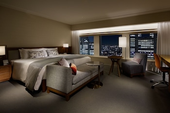 Premier Grand - Deluxe King with the Club Lounge Access (breakfast, tea, and bar time)