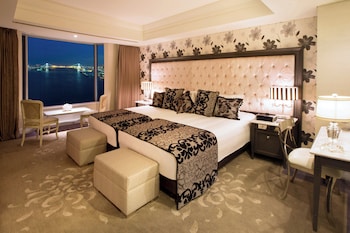 Suite, 1 Bedroom, Club Lounge Access, Bay View (Dining Area)