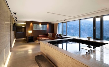 [The Oasis Summer PKG] Premier Pool Namsan View Suite +Breakfast &Outdoor&Indoor Pool &Fitness for 2