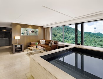[The Oasis Summer PKG] Premier Pool Namsan View Suite +Breakfast &Outdoor&Indoor Pool &Fitness for 2