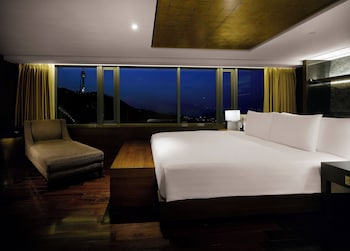 Grand Premier Pool Namsan View Suite
