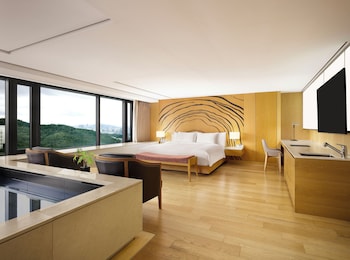 [The Oasis Summer PKG] Deluxe Pool + Breakfast for 2+Oasis Outdoor Pool &Indoor Pool &Fitness for 2