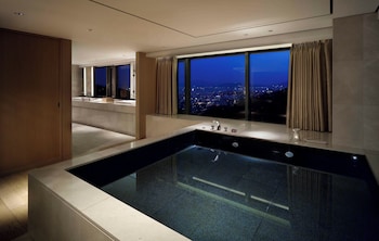 [The Oasis Summer PKG] Premier Pool Namsan View +Breakfast &Outdoor Pool &Indoor Pool &Fitness for 2