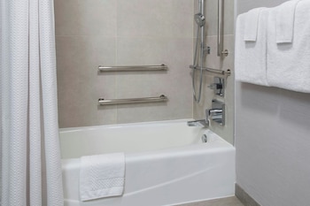 Room, 2 Queen Beds, Hearing Accessible, Courtyard View