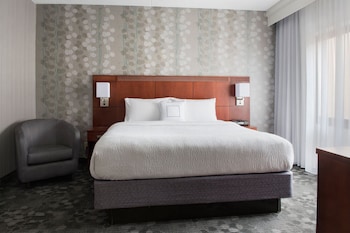 Standard Room, 1 King Bed with Sofa bed, Courtyard View (Hearing Accessible)