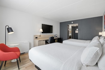 Standard Room, 2 Queen Beds, Non Smoking, Refrigerator & Microwave (Pet Friendly)