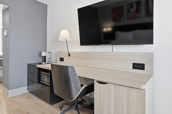 Standard Room, 1 Queen Bed, Non Smoking, Refrigerator & Microwave (Pet Friendly)