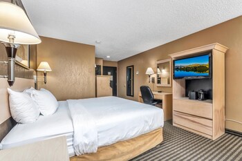 Standard Room, 1 Queen Bed, Accessible, Refrigerator & Microwave (Pet Friendly)