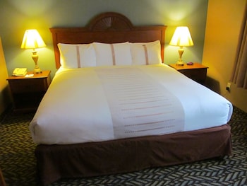 Family Suite-King Bed & Pull-Out Sofa Smoking