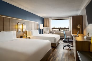 Standard Room, 2 Queen Beds (Bath Shower Combination)