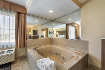 Suite, 1 King Bed, Non Smoking, Jetted Tub