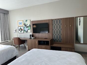 Premium Room, 2 Queen Beds, Mountain View