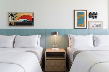 Surfrider Oceanfront, 2 Queen, Newly Renovated