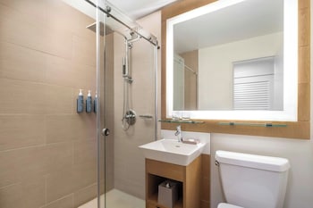 Surfrider Oceanfront, 2 Queen, Newly Renovated