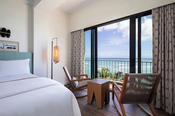 Surfrider Oceanfront, 2 Queen, Newly Renovated