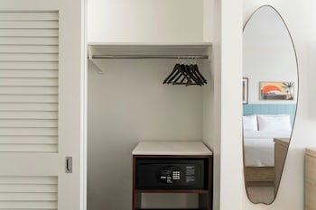 Surfrider Oceanfront, 2 Queen, Newly Renovated