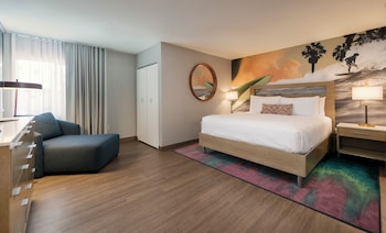 Premium Suite, 1 King Bed, Lanai, Pool View