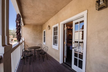 Deluxe Room, 1 King Bed (Deluxe Suite with Balcony)