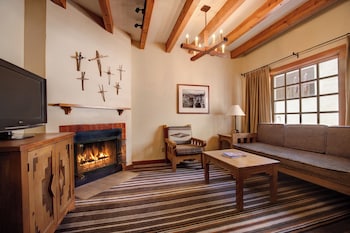 Deluxe Room, 1 King Bed, Fireplace (Deluxe Suite 1 King Bed)
