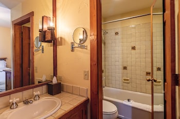 Suite, 1 King Bed, Fireplace (Jr. Fireplace Suite with 1 King Bed)