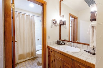 Suite, 1 King Bed, Fireplace (Jr. Fireplace Suite with 1 King Bed)