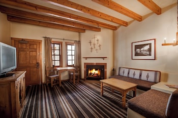Suite, 1 King Bed, Fireplace (Jr. Fireplace Suite with 1 King Bed)