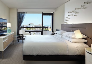Room, 1 King Bed, Partial Ocean View