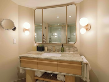 Suite, 1 King Bed, Terrace (Wellness Studio, Peak View)