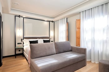 Triple Room (Puerta Elvira (3 Adults)