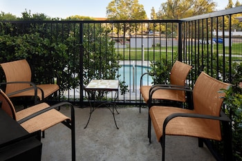Room, 2 Queen Beds, Courtyard View