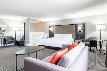 Junior Suite, 1 King Bed, Jetted Tub (High Floor)